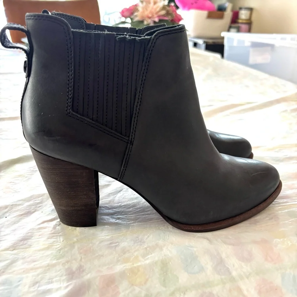 UGG Australia Poppy Black Leather Chunky Heel Ankle Boots SZ 8.5 Worn 1X Indoors